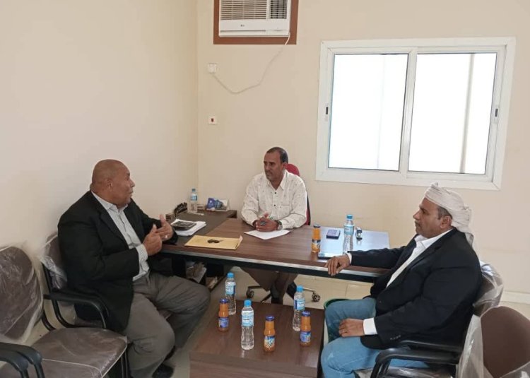 رئيس نيابة سقطرى يلتقي بمدير الميناء ومدير الجمارك لبحث تعزيز التنسيق المشترك