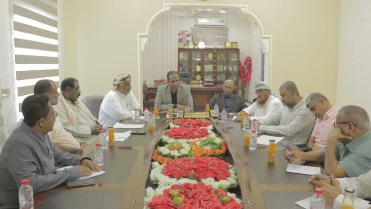 وكيل أول المهرة يناقش مع رئيس مؤسسة موانئ البحر العربي سبل تطوير وتشغيل ميناء نشطون التجاري