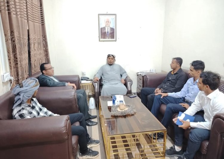 محافظ سقطرى يلتقي مدير وموظفي مركز سقطرى للبحوث والدراسات الاستراتيجية