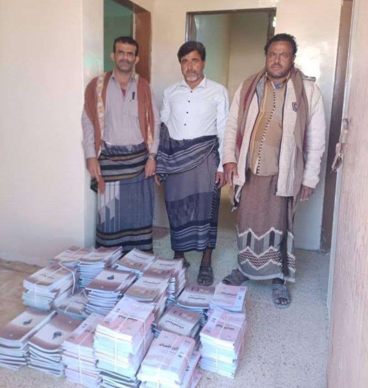 انتقالي الطلح يقدم كمية من الكتب المدرسية لإدارة مكتب التربية والتعليم بالمديرية