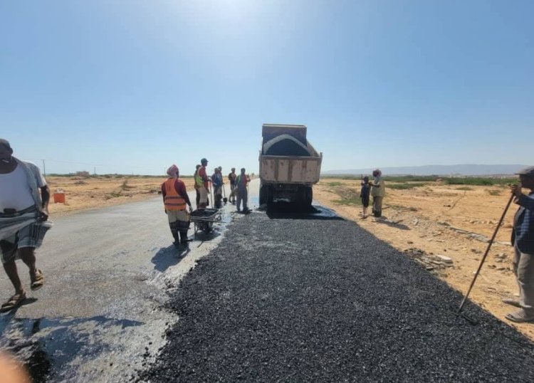 مؤسسة الطرق والجسور بالمهرة تنفذ أعمال إعادة سفلتة في وادي مشط وضبوت بتمويل ومساهمة من الشركات المحلية