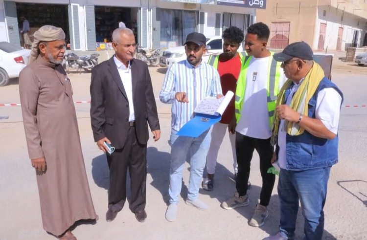مدير عام سيئون يوجّه بتسريع أعمال الصيانة وتحسين شبكة الطرق بالمدينة