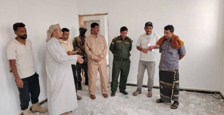 محافظ سقطرى يتفقد التجهيزات النهائية لمبنى السلطة المحلية بالمحافظة