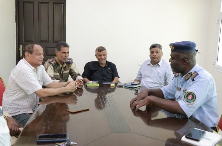 المدير العام لمديرية الشحر يطلع على برنامج اليوبيل الفضي للذكرى الـ25 لرحيل جوهرة الطرب الفنان بدوي زبير