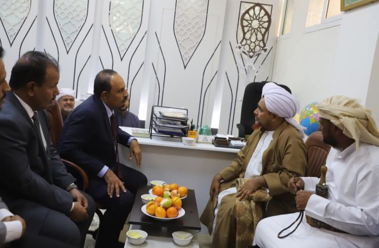 محافظ حضرموت يزور العلامة الحبيب عمر بن حفيظ ويُشيد بدوره الكبير في نشر الفكر الوسطي المعتدل