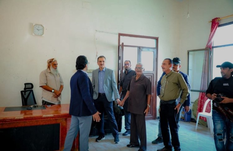 وزير الدولة محافظ عدن يكرّم الأديب محمد ناصر شراء بدرع الوفاء والإبداع