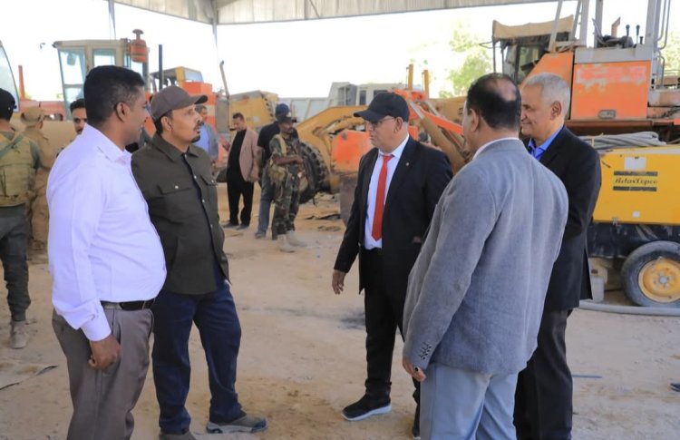 محافظ حضرموت يزور إدارة الأشغال المحلية بوادي وصحراء حضرموت ويشيد بجهودها في خدمة المديريات