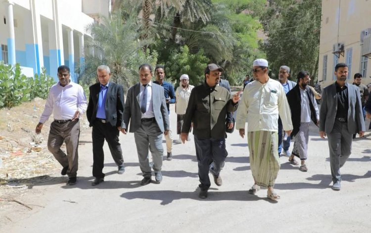 محافظ حضرموت يتفقد سير الأعمال الإنشائية في المبنى الجديد لثانوية الصبان للبنين بسيئون