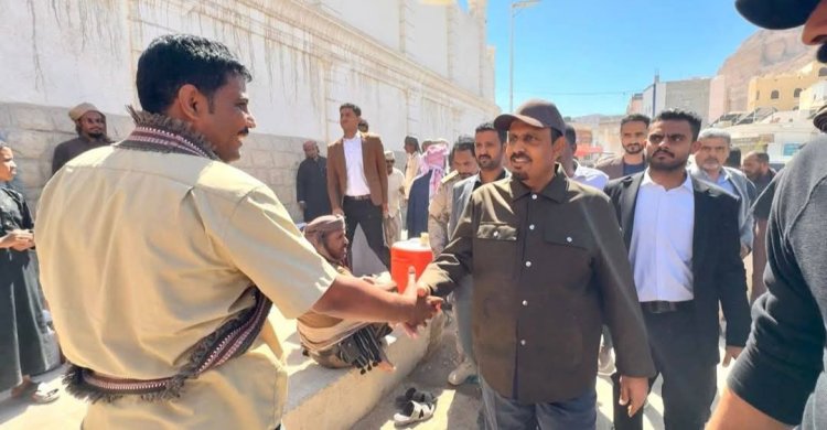 محافظ حضرموت يزور سوق سيئون ويلتقي بالمواطنين ويتفقد الجزء المنهار من سور القصر