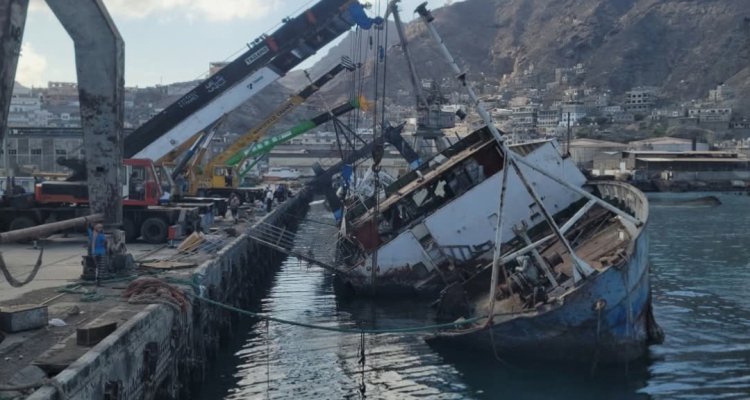 انتشال أكبر سفينة غارقة في حوض ميناء الإصطياد السمكي بعدن