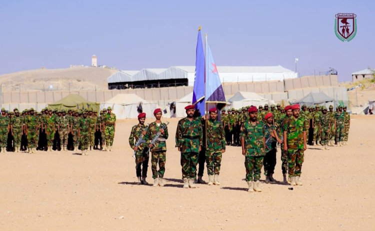 بحضور قيادات عسكرية بارزة… قوات دفاع شبوة تحتفل بتخريج اللواء الثامن-مستجدين-  واستعراض جاهزيته القتالية.