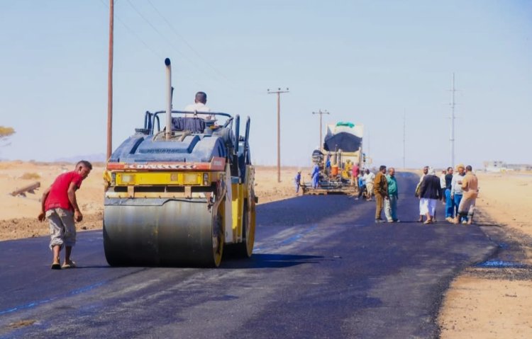 الأمين العام يدشّن أعمال الأسفلت في مشروع توسعة المدخل الغربي لمدينة عتق بتمويل محلي