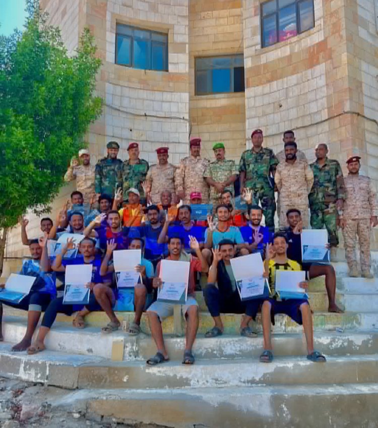 برعاية مباشرة من محافظ حضرموت.. خفر السواحل يختتم دورة تدريبية متقدمة للغوص والإنقاذ البحري لأبناء مديريات وادي حضرموت