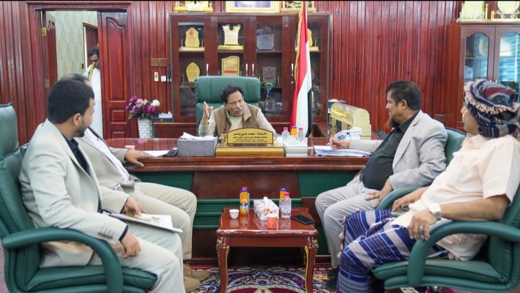 محافظ المهرة يلتقي المدير الجديد لصندوق صيانة الطرق بالمحافظة