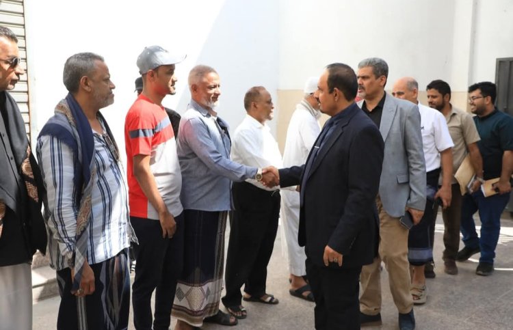 محافظ حضرموت يقدِّم واجب العزاء في وفاة الرائد التربوي أحمد سعيد باحبارة