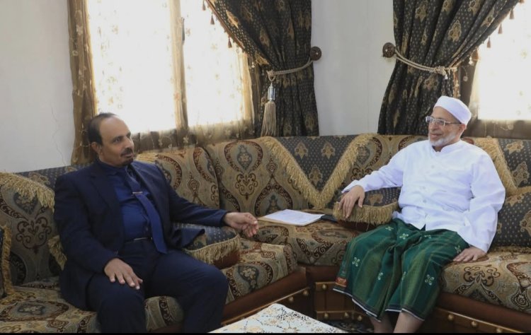 محافظ حضرموت يزور البروفيسور عبدالله باهارون ويُشيد بدوره في إثراء الحياة الأكاديمية والاجتماعية