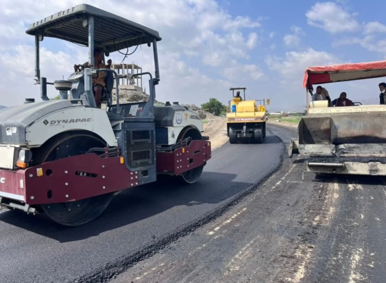 بدء سفلتة طريق "الحصن – سد وادي حسّان" بأبين وسط إشادات شعبية بالدعم الإماراتي
