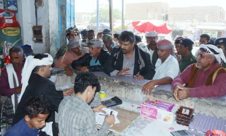 صناعة وتجارة أبين تنفذ حملة رقابية على أسواق المحال التجارية في المحفد