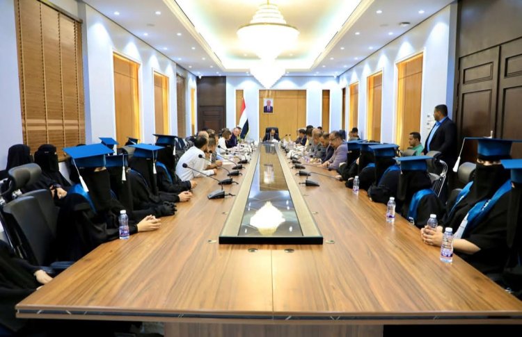 محافظ حضرموت والسفير الألماني يكرمان أوائل الخريجات في "مشروع تأهيل قابلات تقنيات"