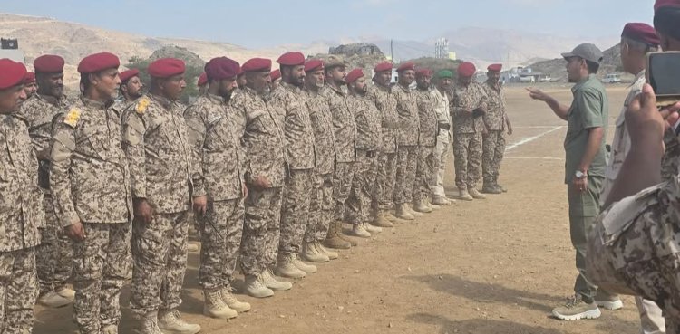 قائد الوية الدعم والاسناد العميد نصر اليافعي يتفقد الجاهزية القتالية للواء الرابع دعم واسناد