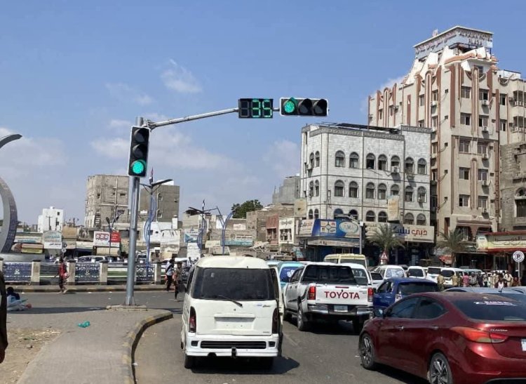 شرطة السير بعدن تدشّن التشغيل التجريبي للإشارات الضوئية في جولة القاهرة.