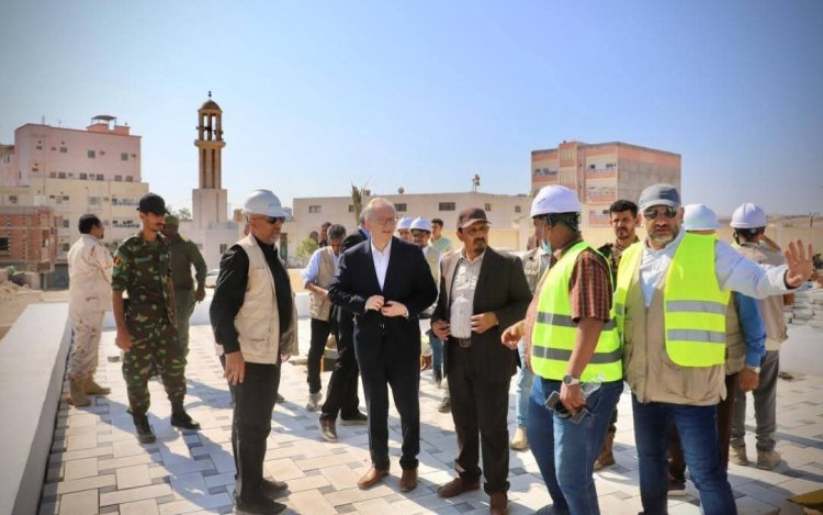 محافظ حضرموت والسفير الألماني يتفقدان مشروع تأهيل المخازن المركزية للأدوية (شريان الإمداد للمحور الشرقي)