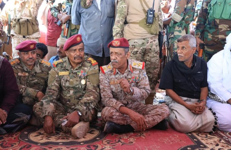 قائد المنطقة العسكرية الثانية يقدم واجب العزاء لقبيلة وأسرة الشاب القتيل "بن عجلان"  بمخيمهم في الحرحير