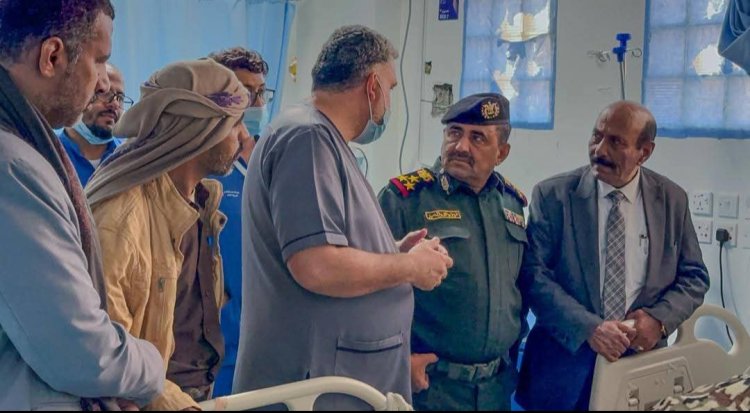 رئيس تنفيذية انتقالي شبوة ومدير شرطة المحافظة يطمئنان على صحة جريح الهجوم الإرهـ ـابي في المصينعة