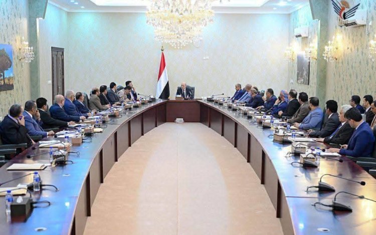 رئيس مجلس القيادة يرأس اجتماعاً للحكومة