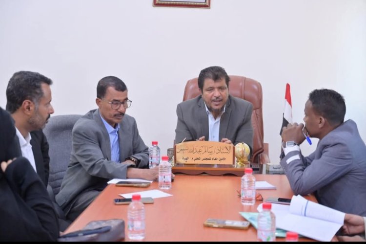أمين محلي المهرة يناقش مع منظمة توب بايو تنفيذ مشروع محطات تحلية مياه البحر بالطاقة البديلة