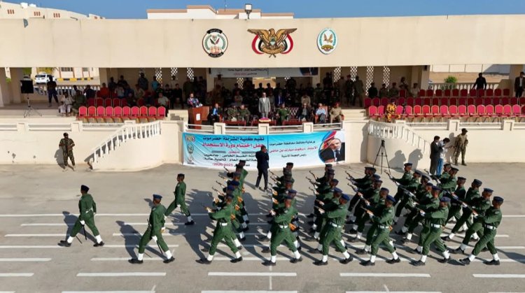 محافظ حضرموت يشهد تخرّج (334) بطلًا من "دورة الاستجداد" بكلية الشرطة