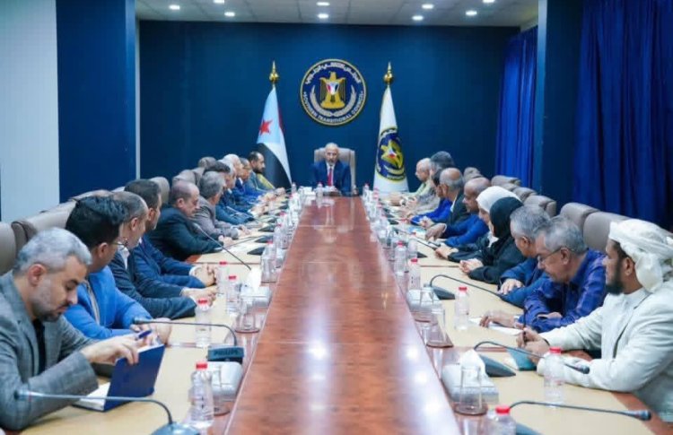 الرئيس الزُبيدي يترأس اجتماعاً موسعاً لهيئة رئاسة المجلس الانتقالي والأمانة العامة