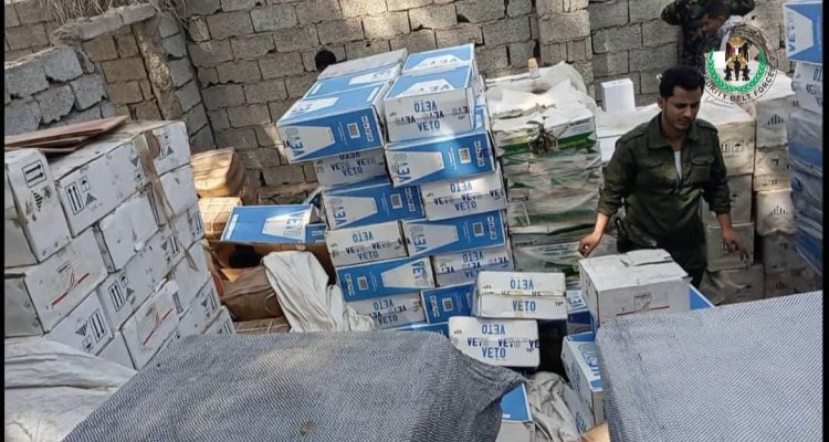 قوات الحزام الأمني بلحج تضبط مخازن لبيع وتوزيع مواد مهربة في منطقتي اللحوم والرباط