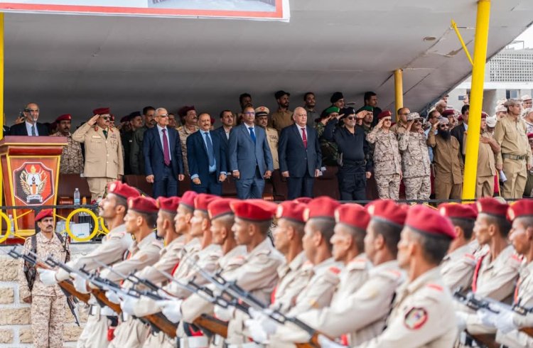 وزير الدفاع يشهد حفل تخرج الدفعة ٥٢ كلية حربية في عدن
