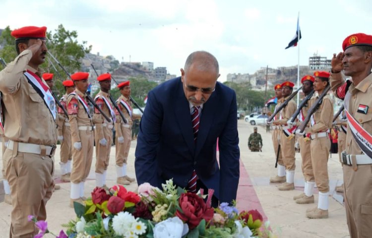 الرئيس القائد عيدروس الزُبيدي يضع إكليلا من الزهور على النصب التذكاري لشهداء الجنوب العربي بمناسبة العيد الـ58 للاستقلال الوطني 30 نوفمبر