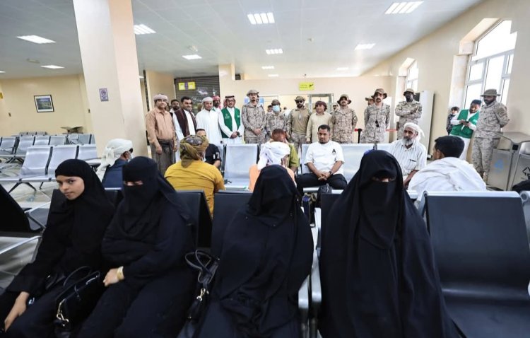 محافظ سقطرى يودّع دفعة من المرضى المغادرين لتلقي العلاج في مستشفى الأمير محمد بن سلمان بعدن