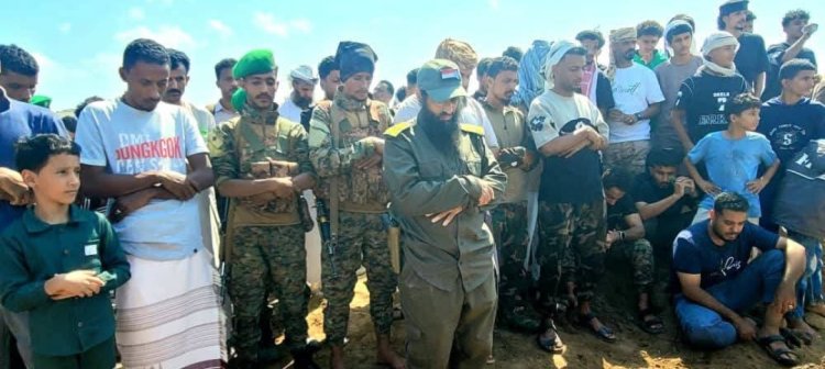 يتقدمهم العميد الوالي.. الآلاف يشيعون جثمان الشهيد النقيب جمال نجيب في عدن
