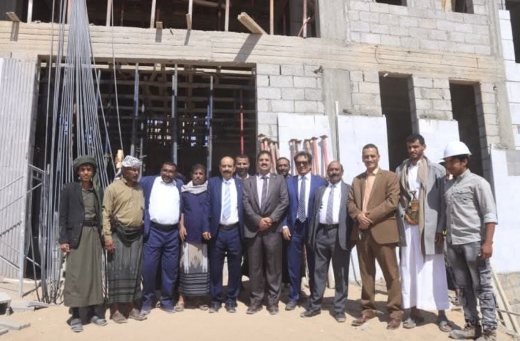 الجبواني وبن لسود يتفقدان سير الأعمال الإنشائية في كلية الطب بجامعة شبوة