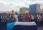 قيادات عسكرية ومدنية تشارك في أداء صلاة الجنازة على جثمان المناضل عبدالحكيم فاضل في ساحة الاعتصام بالعاصمة عدن