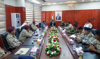 محافظ المهرة بن ياسر يترأس اجتماعًا للجنة الأمنية ويوجه برفع الجاهزية لحفظ الأمن والاستقرار