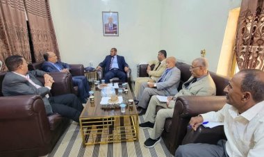 محافظ سقطرى يناقش مع نائب وزير الصناعة آليات تعزيز الأداء المؤسسي للقطاعين الصناعي والتجاري