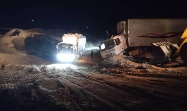 فتح تحويلة طارئة في الهومة بعتاب بعد انقلاب شاحنة قطعت الطريق الدولي بالمهرة