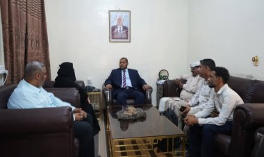 محافظ سقطرى يناقش مع وفد البنك الأهلي اليمني تعزيز مهام فرع البنك ودوره الرقابي بالمحافظة