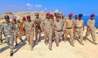 قائد محور الغيضة يتفقد القوات العسكرية في ميناء نشطون ويؤكد جاهزية الوحدات لحماية السواحل والممرات البحرية