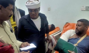 رئيس انتقالي حجر يطمئن على صحة مصابي حادث موكب أبناء المديرية المتجه إلى سيئون