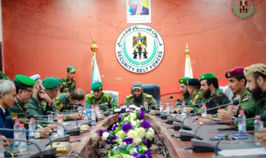 العميد الوالي يترأس اجتماعا بقيادات الحزام الأمني ويشيد بالأداء المتميز في العرض العسكري