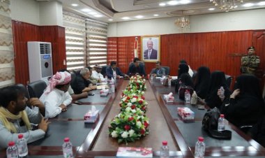 محافظ المهرة بن ياسر يلتقي أهالي الفيدمي ويروب ويؤكد اهتمامه بإنجاز مشروع المياه