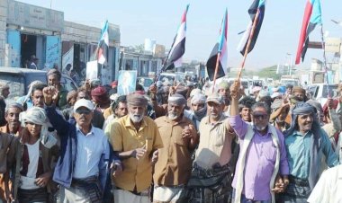 أبناء المحفد بأبين ينظّمون مسيرة جماهيرية تأييداً لتفويض القوات المسلحة الجنوبية في تحرير وادي حضرموت