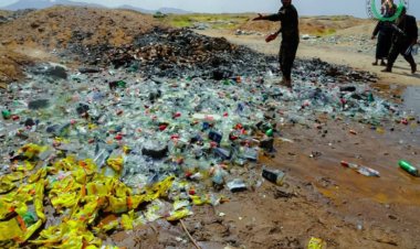 بإشراف العميد الوالي والنيابة العامة.. إدارة مكافحة المخدرات بقوات الحزام الأمني تتلف كمية كبيرة من الخمور المستوردة