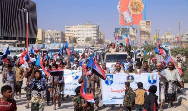 انتقالي عتق ينظم مسيرة جماهيرية احتفالًا بانتصارات القوات الجنوبية في عارين وحضرموت